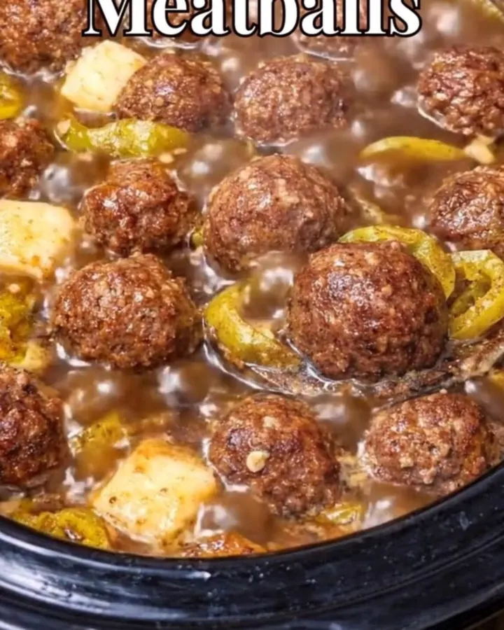 Boulettes de viande fondantes dans une mijoteuse avec sauce riche et piments.