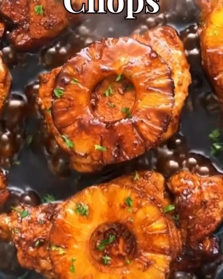 Côtes de porc dorées nappées de sauce teriyaki brillante avec ananas caramélisé.