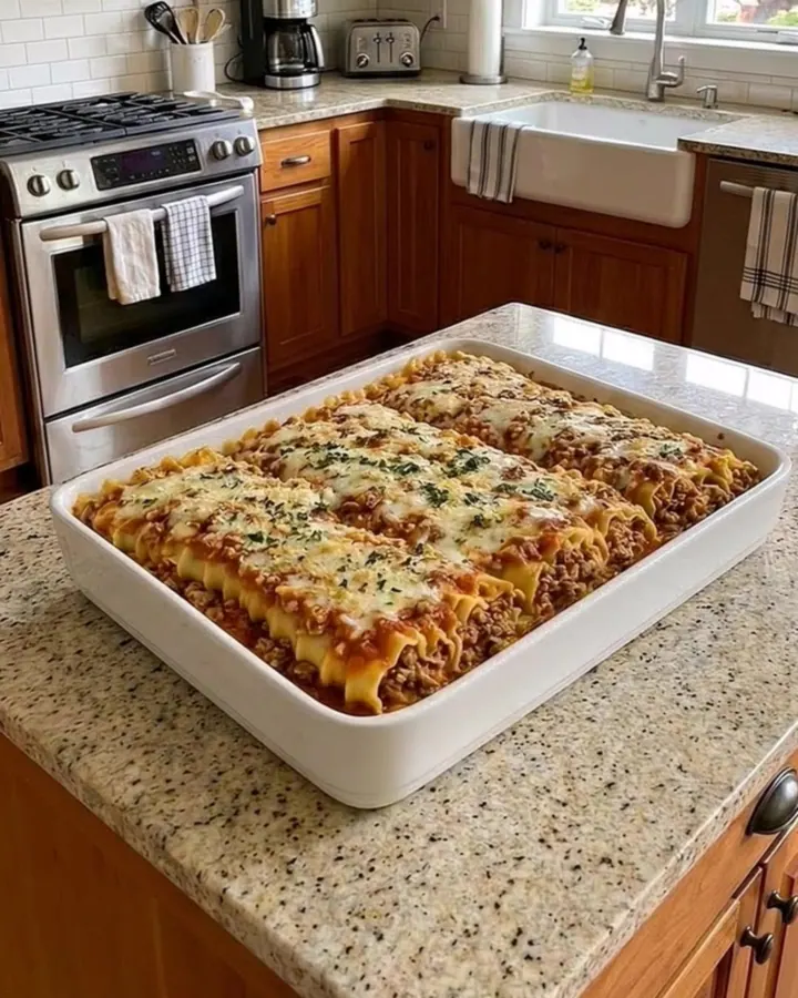 Une lasagne généreuse dans un plat en céramique blanc avec un fromage doré
