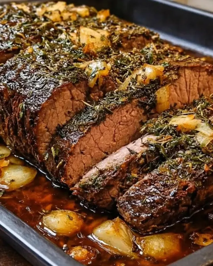 Rôti de bœuf doré aux herbes tranché sur un plat, nappé de jus brillant.