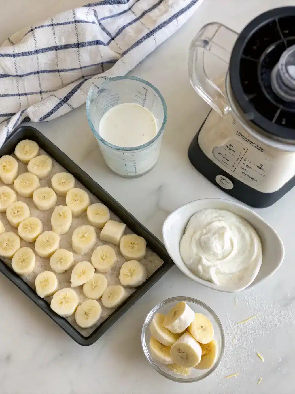 Blending frozen berries and spinach for a diabetes-friendly smoothie