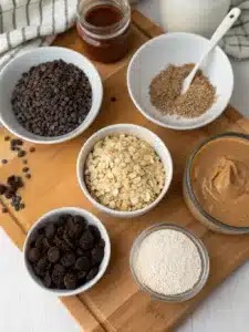 7 ingredients and 5 minutes are all it takes to make these easy overnight oats. Perfect as a healthy breakfast or on-the-go snack!